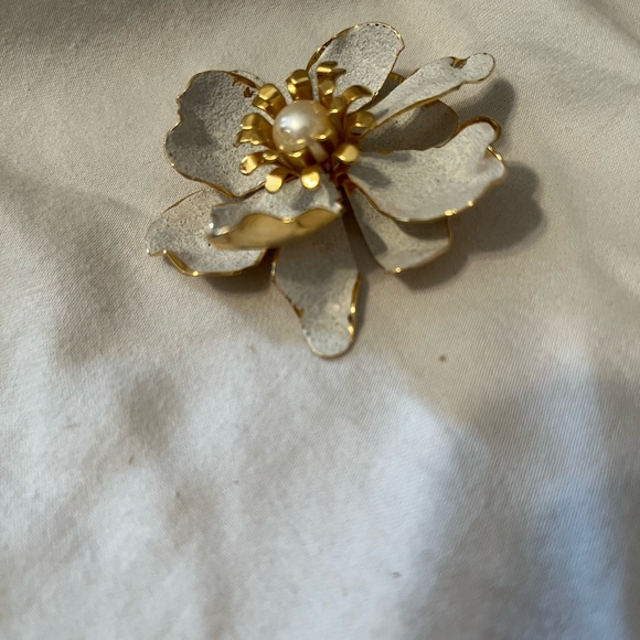 Vintage White and Goldtone pin with Faux Pearl in center. - Picture 5 of 8